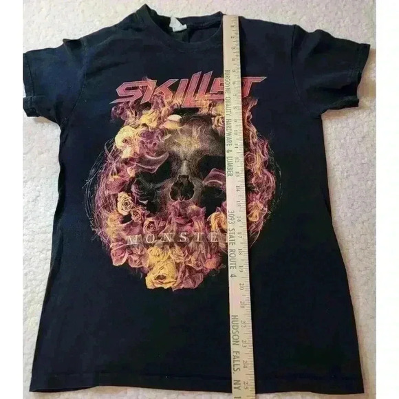 Skillet Band Tee Monster Flaming Skull Roses Mens Small Band Tour Concert - Picture 9 of 16